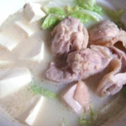 寒い冬、鶏肉を使ったお鍋が食べたい～と思い見つけた豆乳鍋♪豆乳のスープが優しく凄く美味しいですね～（*^_^*）スープだけでも美味しくほっとうるお鍋でした